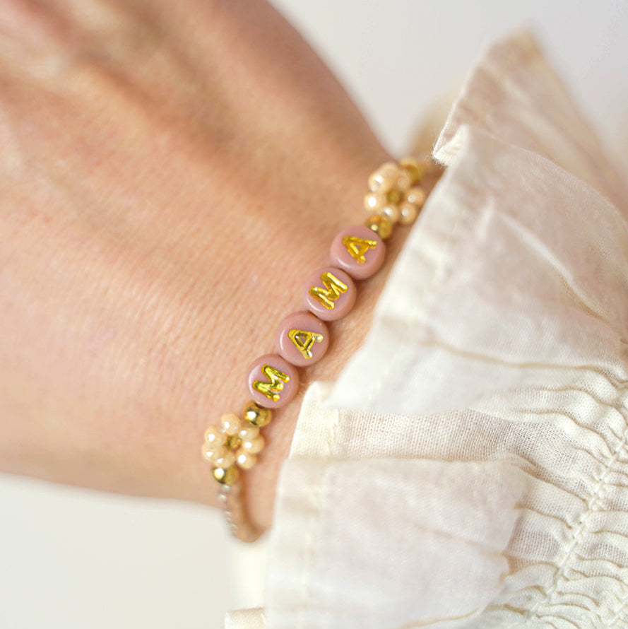 Mama Perlenarmband getragen am Handgelenk