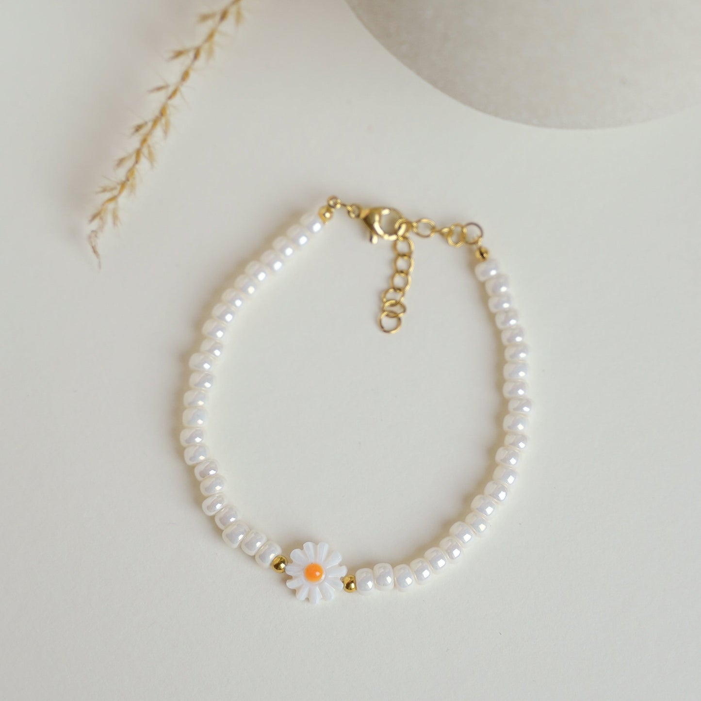 Gänseblümchen Perlenarmband mit Edelstahlverschluss
